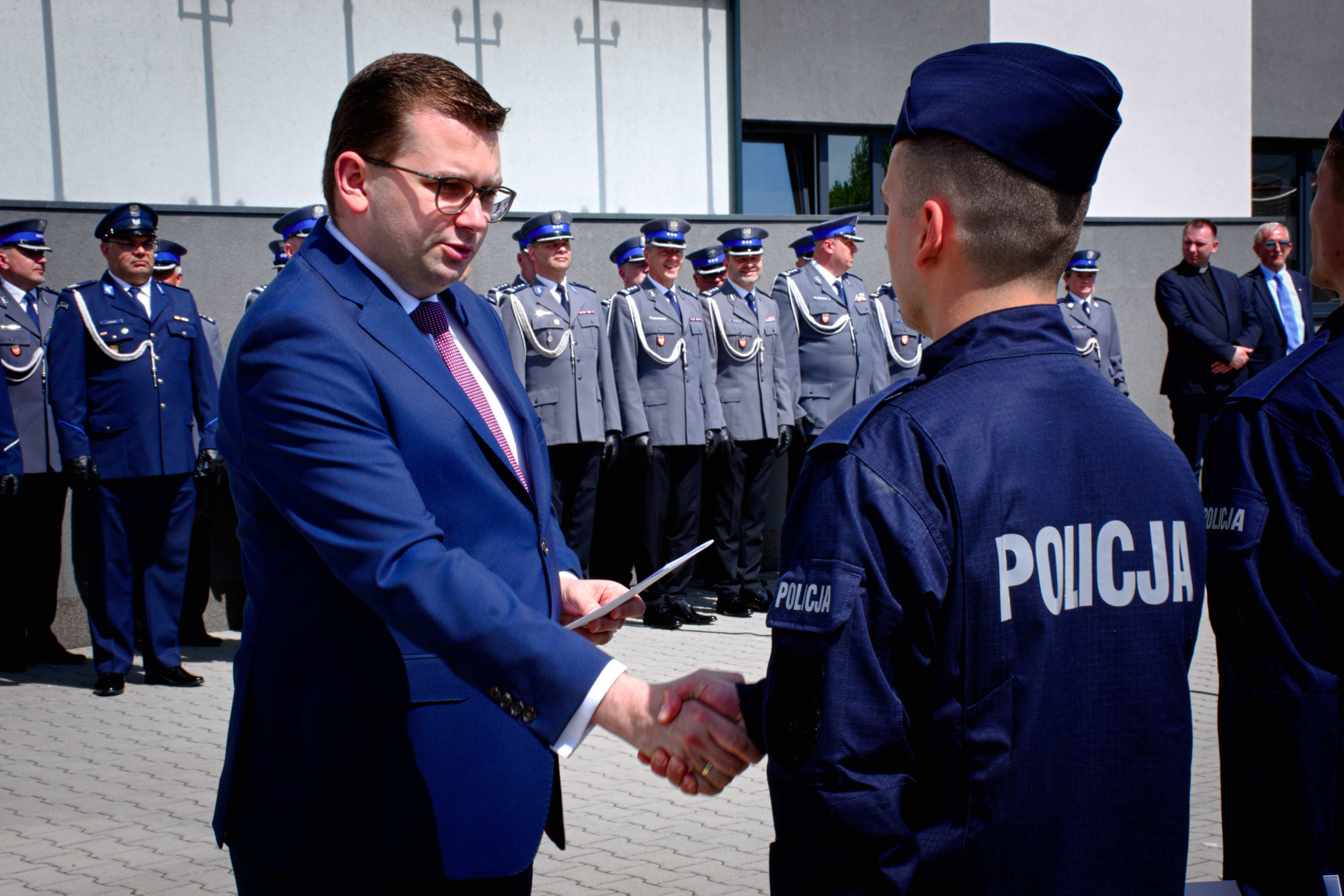 Zdjęcie poglądowe z uroczystości ślubowania nowo przyjętych policjantów garnizonu małopolskiego