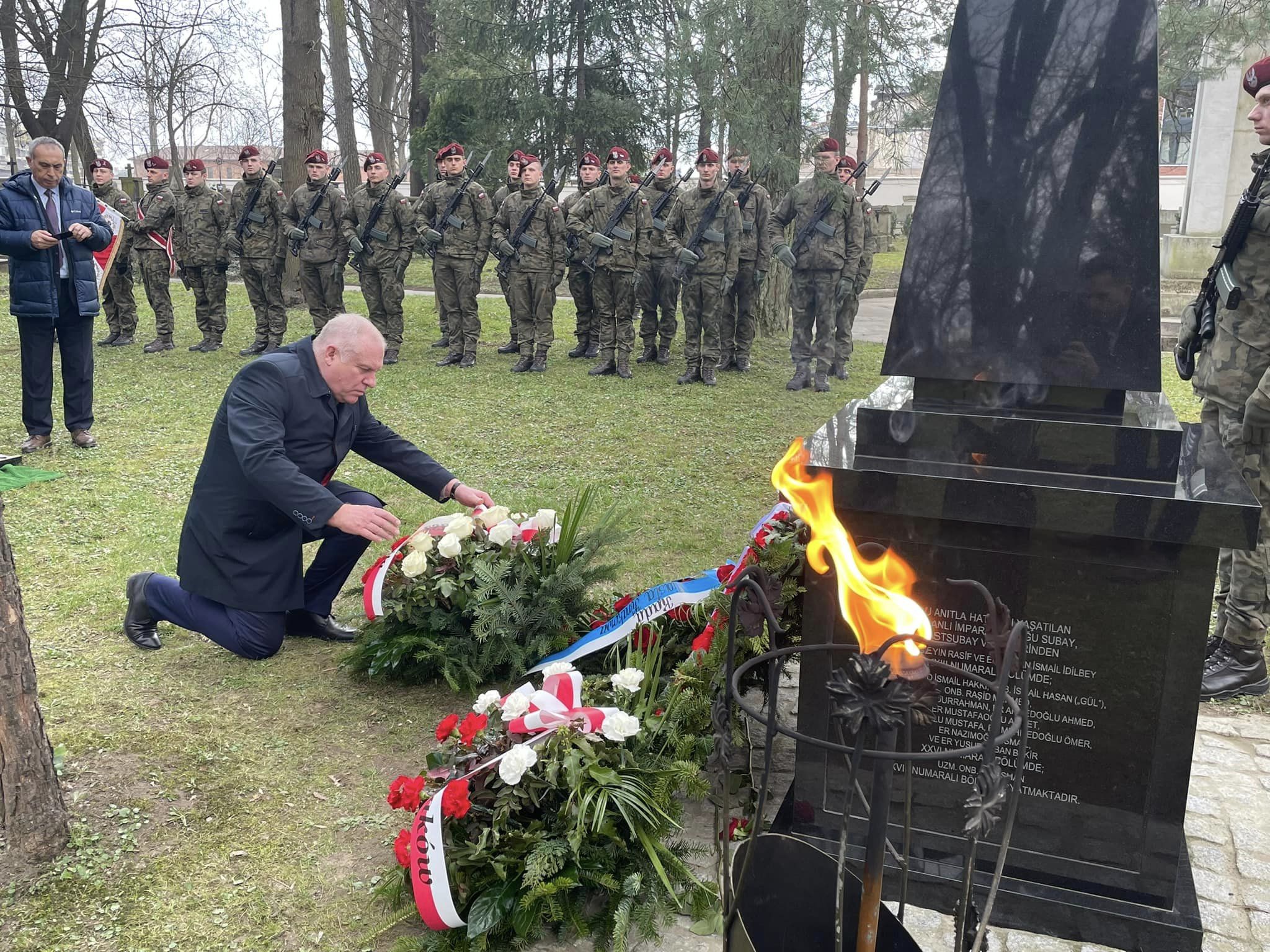 wicewojewoda Ryszard Pagacz składa kwiaty na cmentarzu Rakowickim przed pomnikiem poległych żołnierzy
